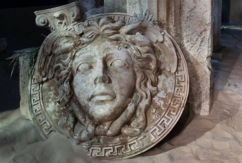 Storia della Medusa di Versace, il simbolo che custodisce il dna 